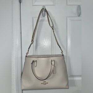 Coach tote barley used and in good condition